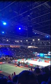 车灯连成了一条光带，《骑行》的温暖格外清晰